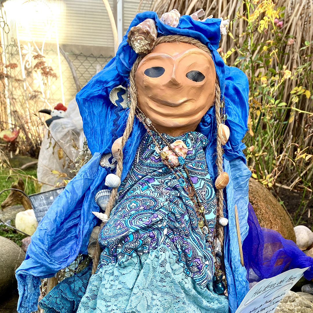 Stabfigur mit Accesoires des Meeres geschmückt