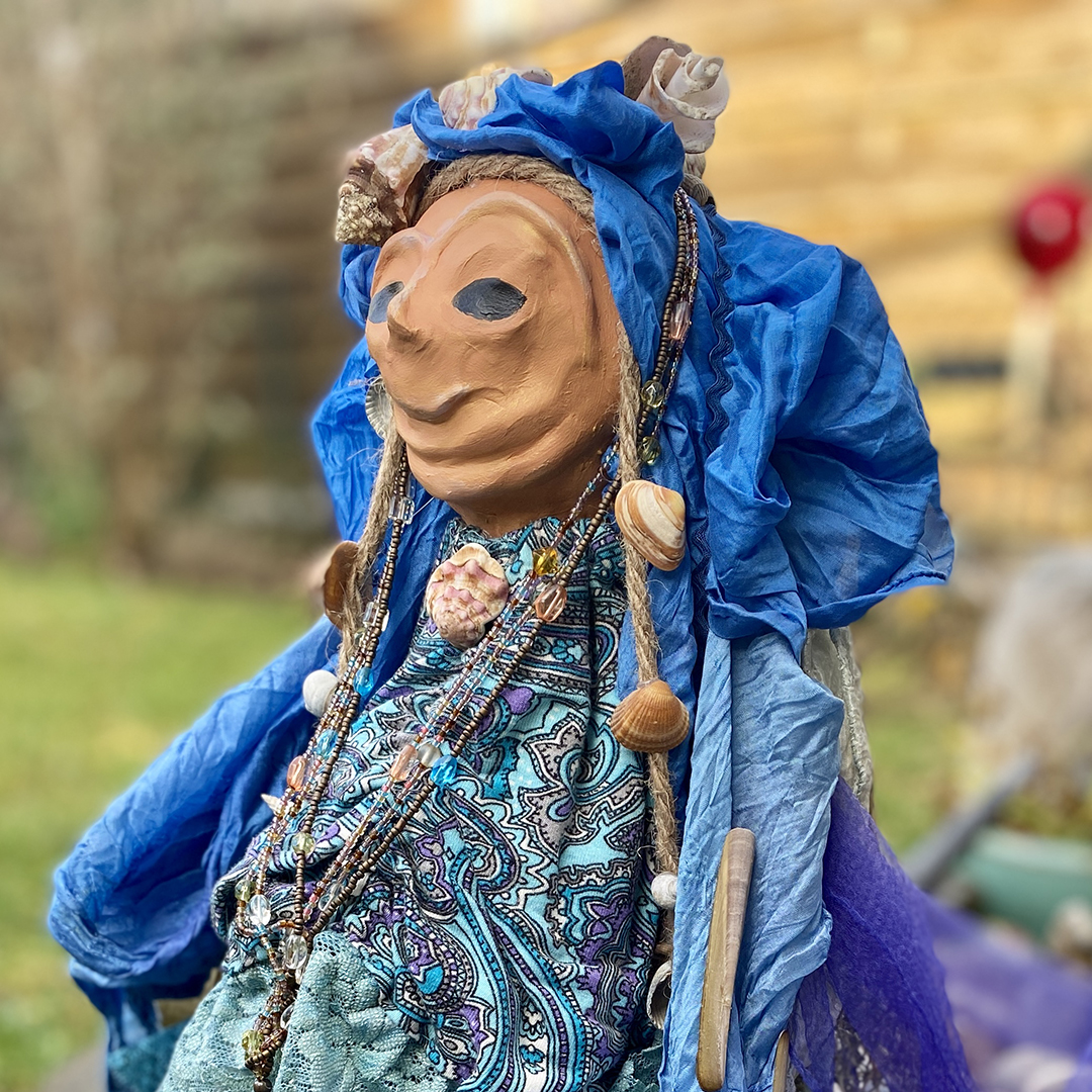 Stabfigur mit Accesoires des Meeres geschmückt von der Seite