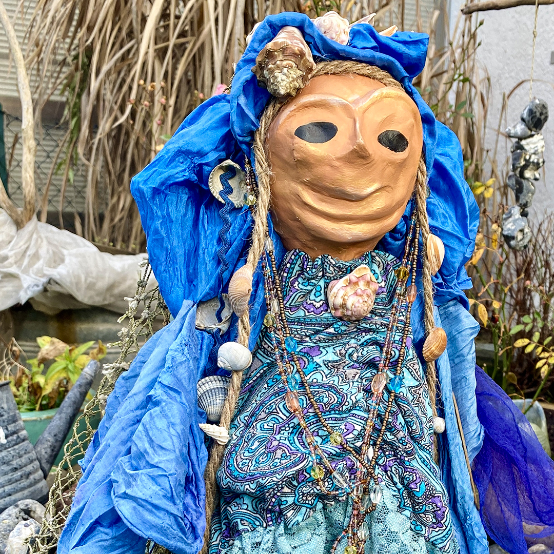 Stabfigur mit Accesoires des Meeres geschmückt