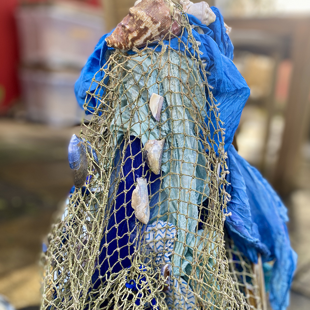 Stabfigur von hinten mit Accesoires des Meeres und Fischernetz 