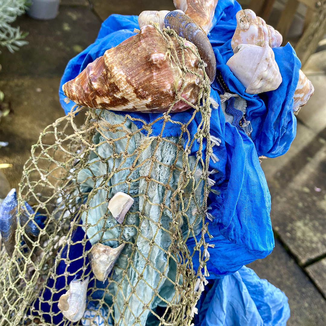 Stabfigur von Hinten mit Accesoires des Meeres und Fischernetz geschmückt