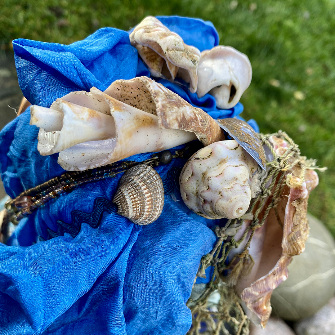 Stabfigur mit Kopfschmuck aus Accesoires des Meeres