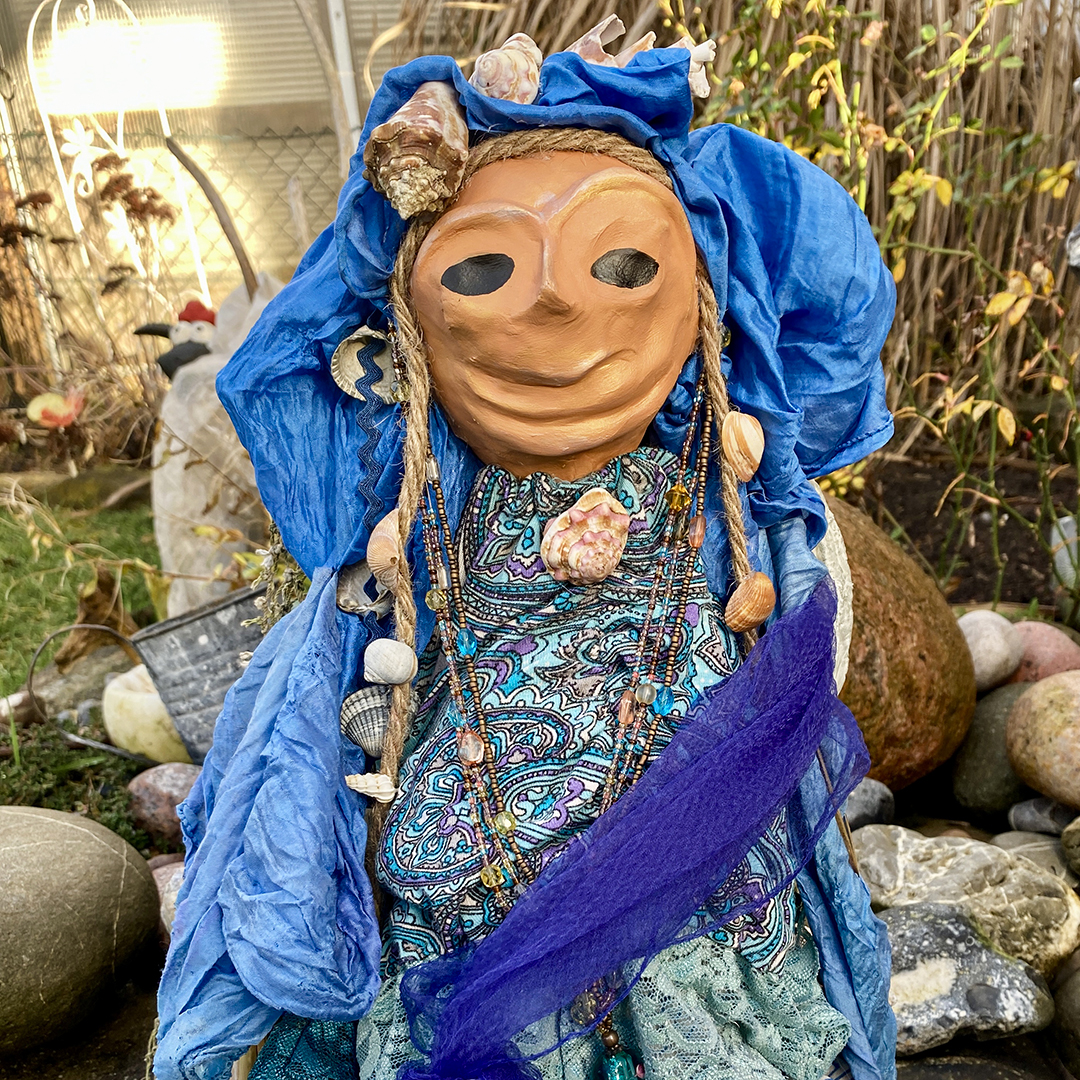 Stabfigur mit Accesoires des Meeres geschmückt