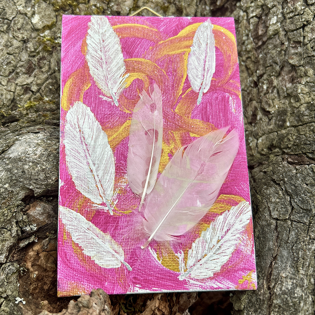 Acrylbild mit weißen Federn auf rosa Hintergrund