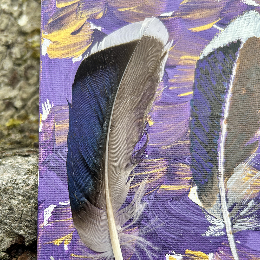 Acrylbild mit blau-grau schimmernden Federn auf lila-gelbem Hintergrund