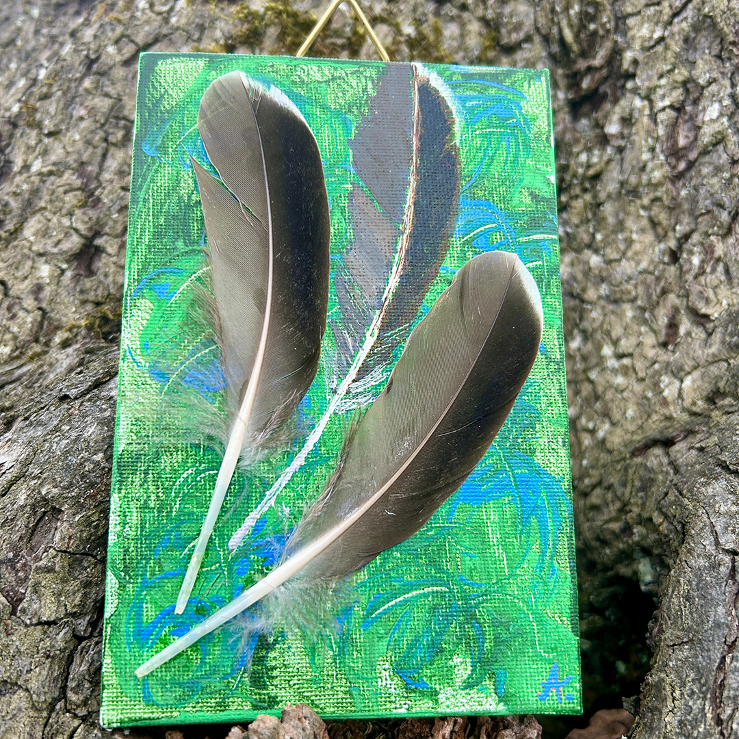 Acrylbild mit grau schimmernden Federn auf grün-blauem Hintergrund